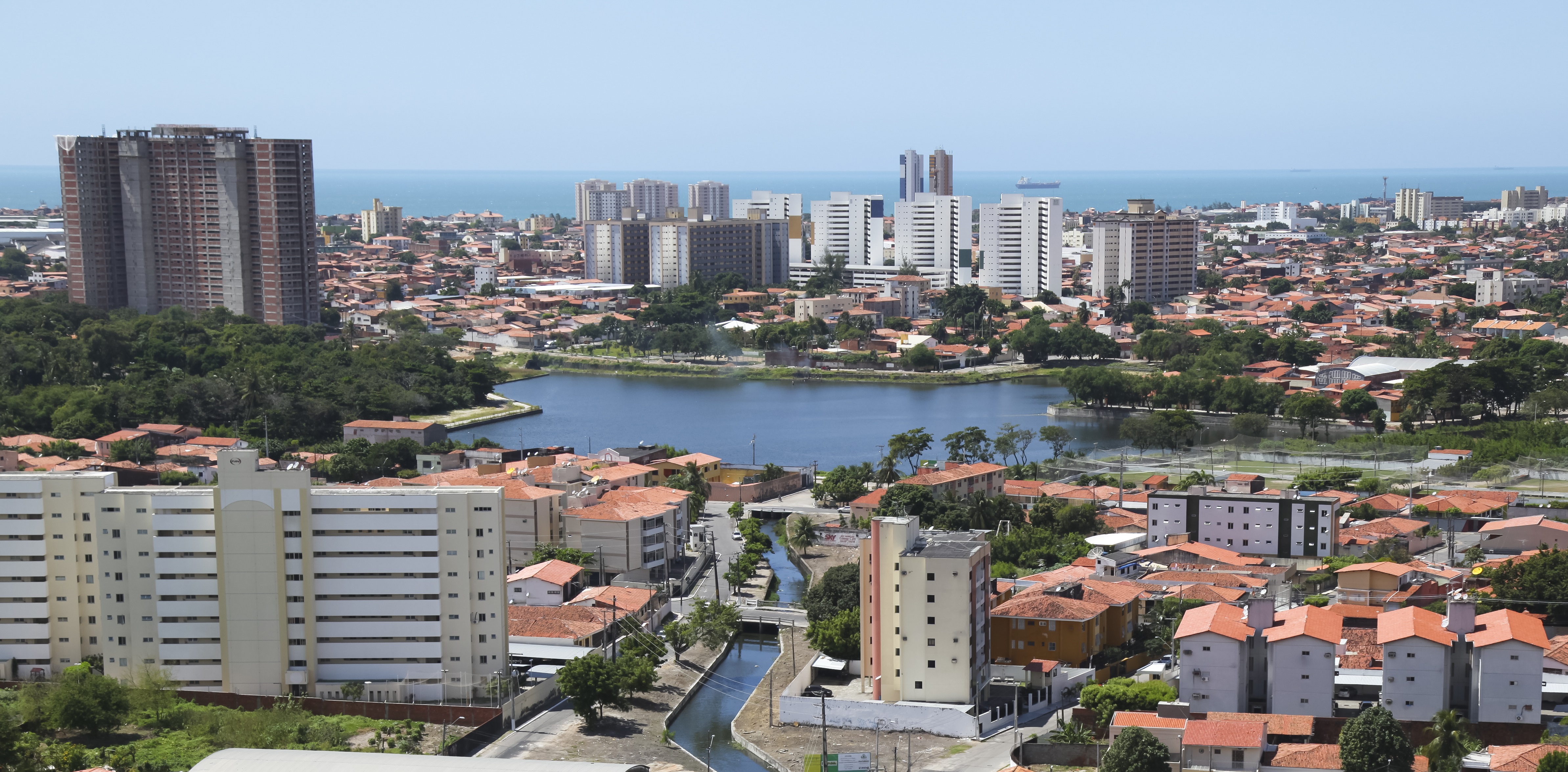 foto aérea de Fortaleza, mostrando prédios e uma lagoa